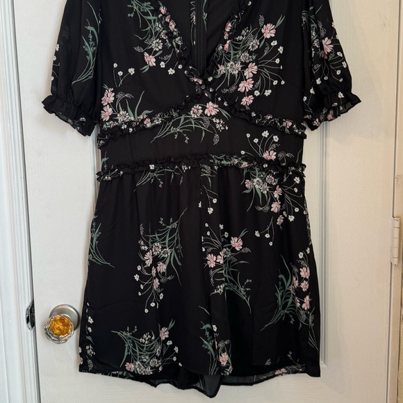 FRANCESCA’S ROMPER. MI AMI FLORAL RUFFLED SHORT ROMPER. LINED. EXCELLENT COND. - Picture 4 of 14